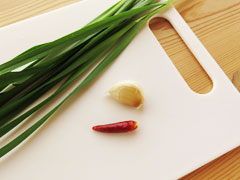 分量の目安。ニラとにんにく、鷹の爪