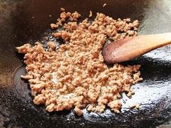 ぽろぽろになるまで炒めた合い挽き肉。