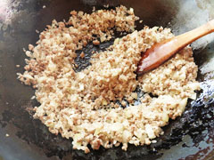 油をからめるように米を炒める。