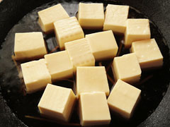 割り下の入ったフライパンに豆腐を並べる。
