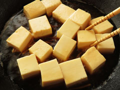豆腐を菜箸でひっくり返す。
