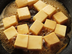 豆腐を割り下で煮込む。