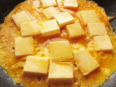 蓋をして余熱で火を通した豆腐の卵とじ。