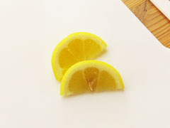 くし切りのレモン2個。