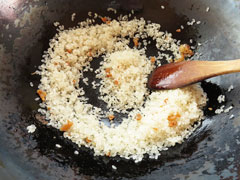生米を炒める。