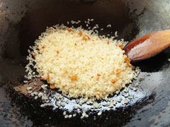 炒めて半透明になった生米。