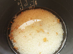 180ccの水を入れた炊飯器の内釜の目盛り。