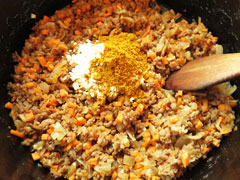 具材を炒めている鍋にカレー粉と小麦粉を入れる。
