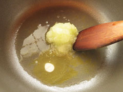 鍋にバターとすりおろした玉ねぎを入れる。