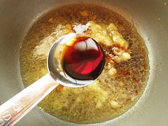 玉ねぎを炒めている鍋にソースの調味料を加える。