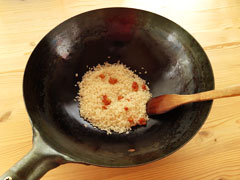 炒め終わった生米。