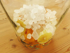 保存瓶に枇杷とレモン、氷砂糖を順に入れる。