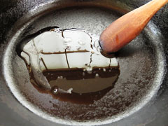 フライパンにツナ缶のオイルとごま油を入れる。