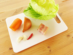 分量の目安。ベーコンとにんにく、玉ねぎ、にんじん、キャベツ、鷹の爪