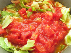 蓋をして蒸し煮にしたキャベツとトマト缶の中身。