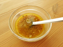 さば缶の汁と調味料、オリーブオイルを混ぜ合わせたドレッシング。