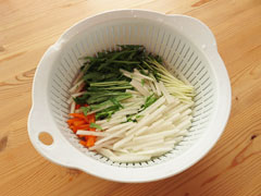 ボウルに切り分けた野菜を入れる。