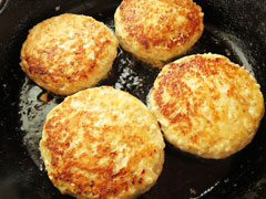 焼き目をつけてひっくり返した豆腐ハンバーグ。