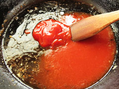 豆腐ハンバーグを焼いたフライパンに、トマトジュースとケチャップ、ウスターソース、赤ワインを入れる。