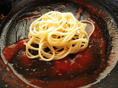 豆腐ハンバーグのソースが残ったフライパンに茹で置きしたスパゲティを入れる。