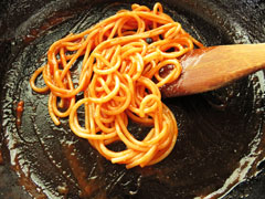 豆腐ハンバーグのソースをからめた付け合せのスパゲティ。