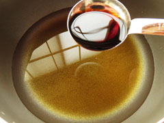 酒と水を入れた鍋に醤油を加える。