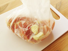 ビニール袋に鶏むね肉とにんにくを入れる。