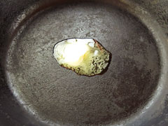 フライパンにバター5gを入れ、中弱火で熱する。
