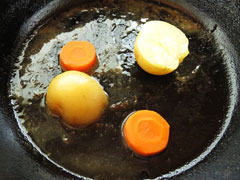鶏むね肉を焼いたフライパンでにんじんとじゃがいもを炒める。