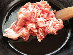 ごま油をひいて中火で熱したフライパンに、豚こま200gを入れる。