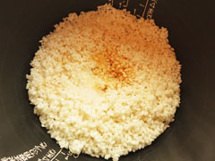 炊飯器の内釜に研いだ米と酒、醤油、塩を入れる。