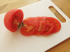 トマトを薄切りにする。