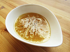茹で汁に醤油とごま油、粗挽き胡椒を加えて味を調え、白髪ねぎを入れた中華スープ。