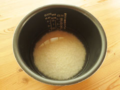 炊飯器の内釜に米を入れ、酒と塩、水を加える。