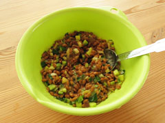 納豆と野菜をかき混ぜる。