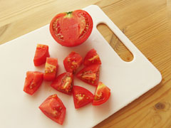 1cm角に切り分けたトマト。