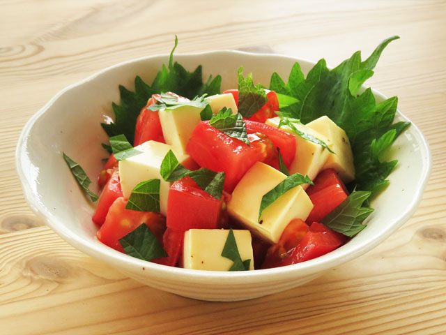 白い器に盛られた、豆腐とトマトのサラダ