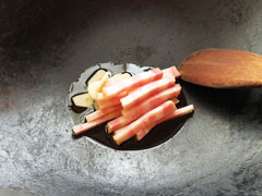 フライパンにオリーブオイル大さじ1とベーコン、にんにくを入れる。