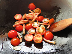 中強火でミニトマトを炒める。
