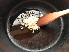 鍋にオリーブオイル大さじ1と、にんにくを入れる。