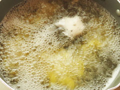 沸騰した湯でマカロニを茹でる。