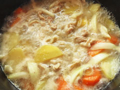 具を炒めている鍋にだし汁を注いで沸かす。