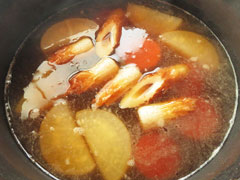 一度沸いた鍋に調味料を加える。