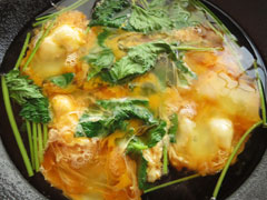 三つ葉を煮ているフライパンに溶き卵2/3を回し入れる。