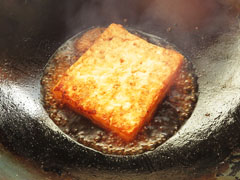 木綿豆腐を焼いているフライパンに、ソースを加える。