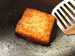 ソースを煮詰めて出来上がった豆腐ステーキ。