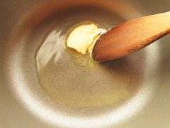 鍋にバターを入れて中火で溶かす。