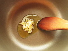 鍋にオリーブオイルと、みじん切りにしたにんにくを入れる。