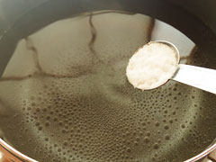 水1リットルを沸かしている鍋に塩小さじ1を入れる。
