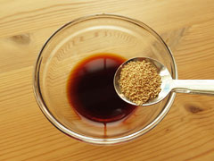 醤油と酢の入った小皿にだしの素を加える。